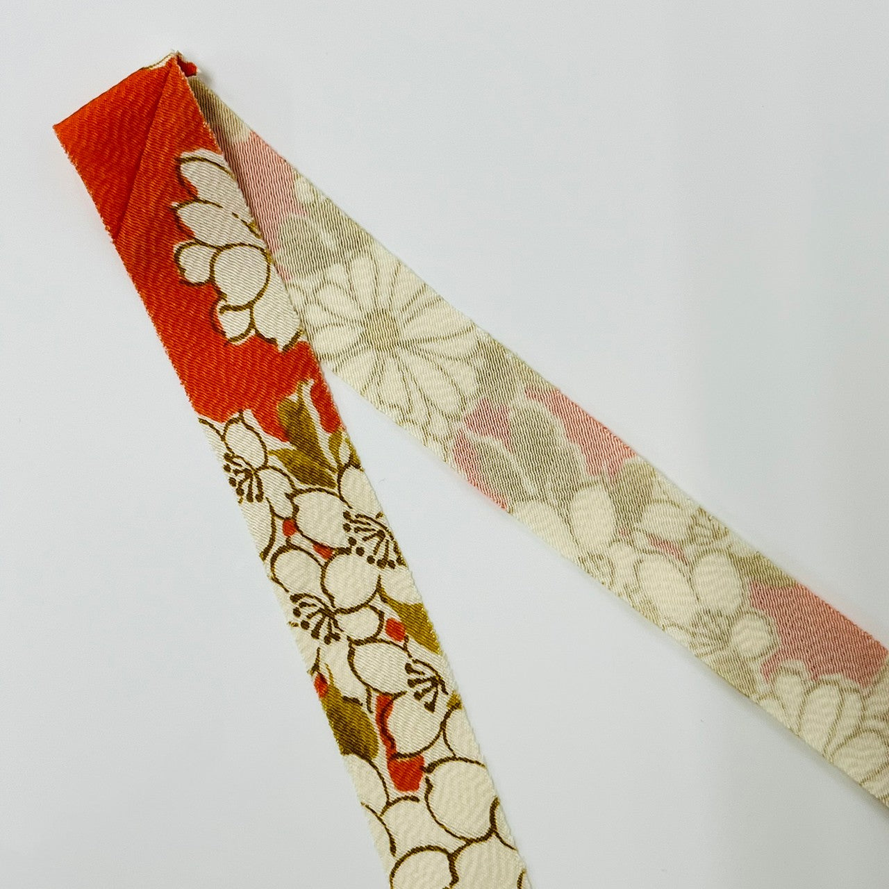 Flower patterns such as chrysanthemums and cherry blossoms and fine patterns in orange (Y02009059)