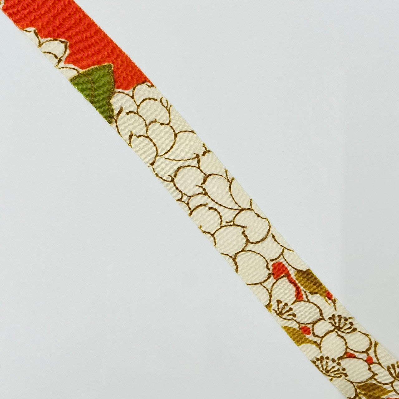 Flower patterns such as chrysanthemums and cherry blossoms and fine patterns in orange (Y02009059)