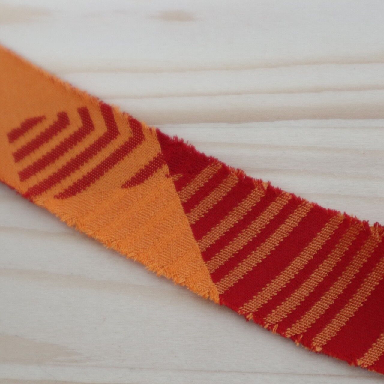 Red and orange striped pattern (YY00000579)