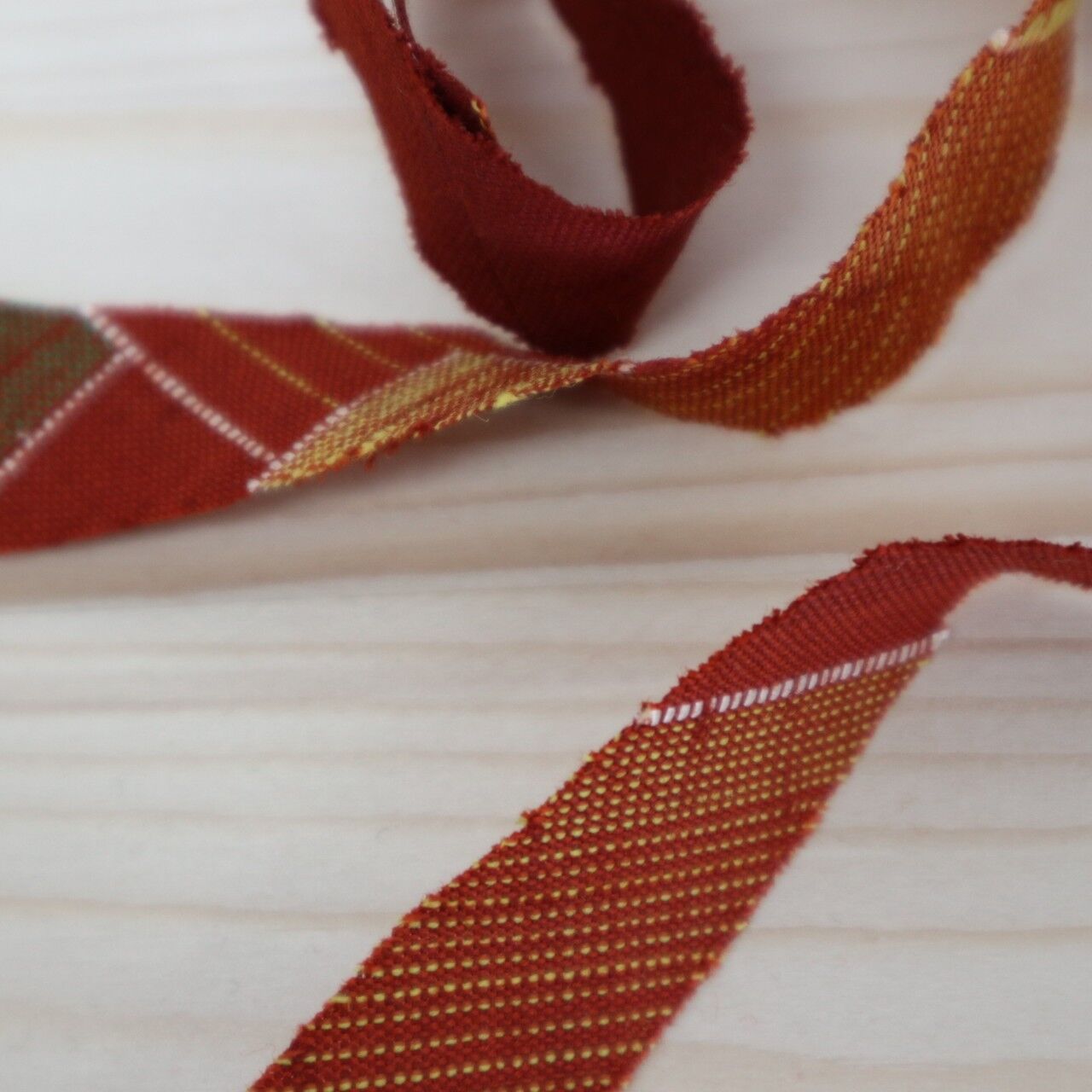 [2m yarn available] Red soil color, odd lattice pattern, wool (Y00000617)