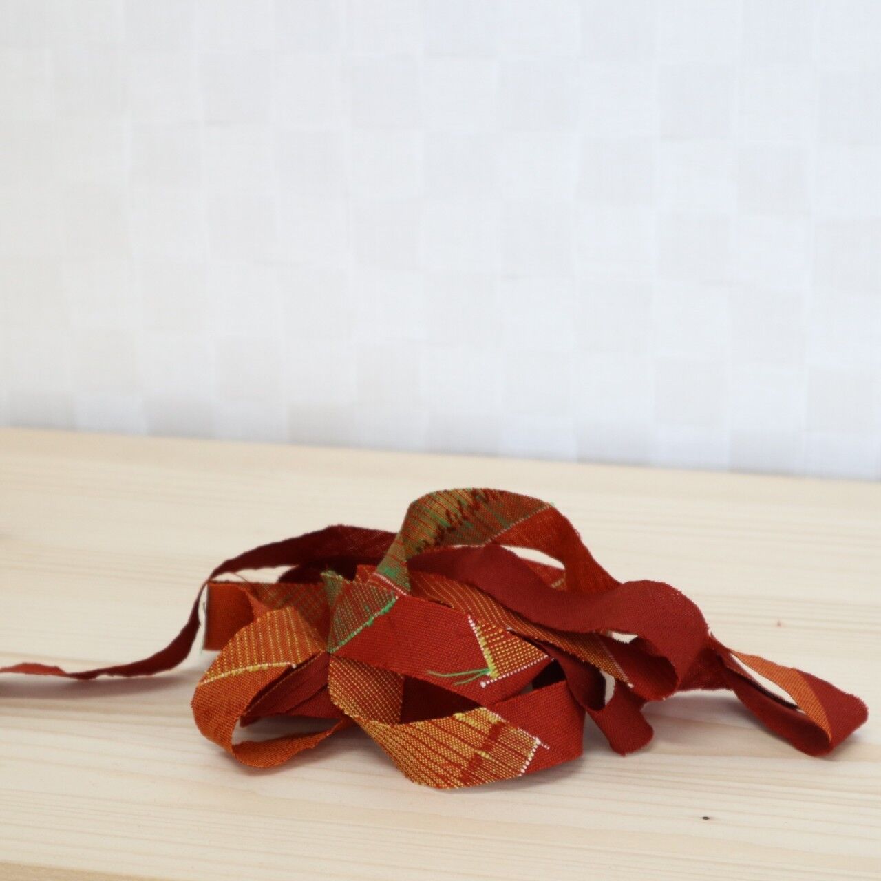 [2m yarn available] Red soil color, odd lattice pattern, wool (Y00000617)