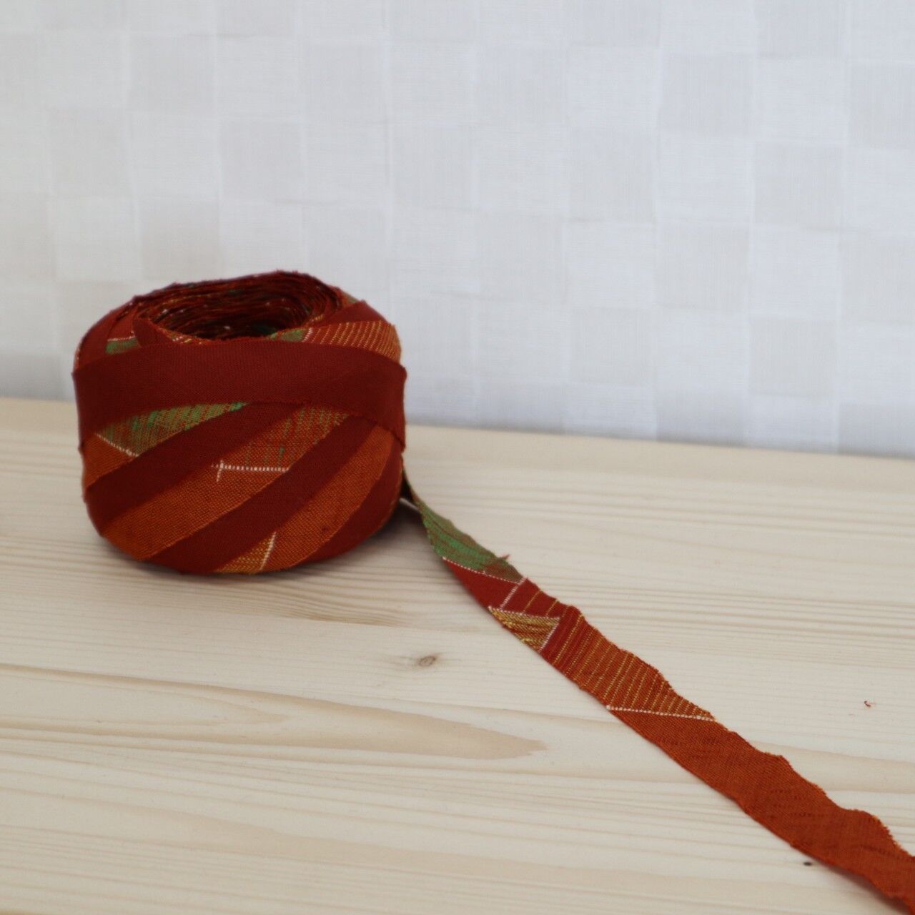 [2m yarn available] Red soil color, odd lattice pattern, wool (Y00000617)
