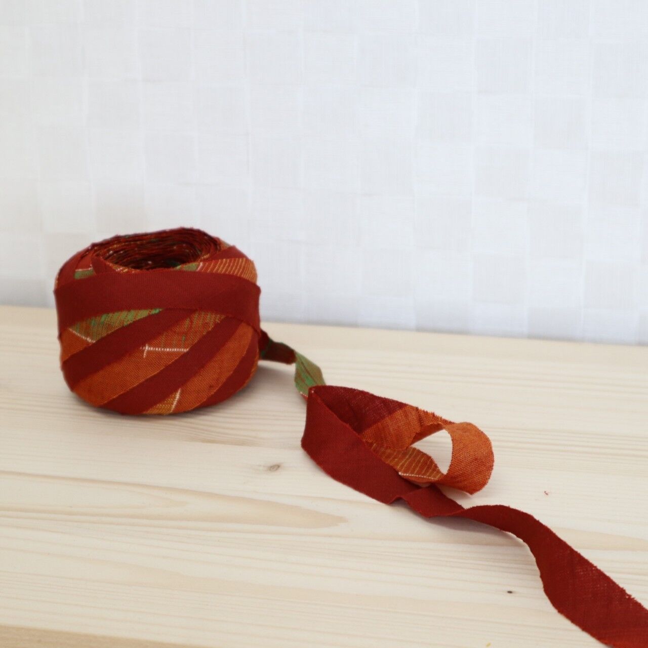 [2m yarn available] Red soil color, odd lattice pattern, wool (Y00000617)