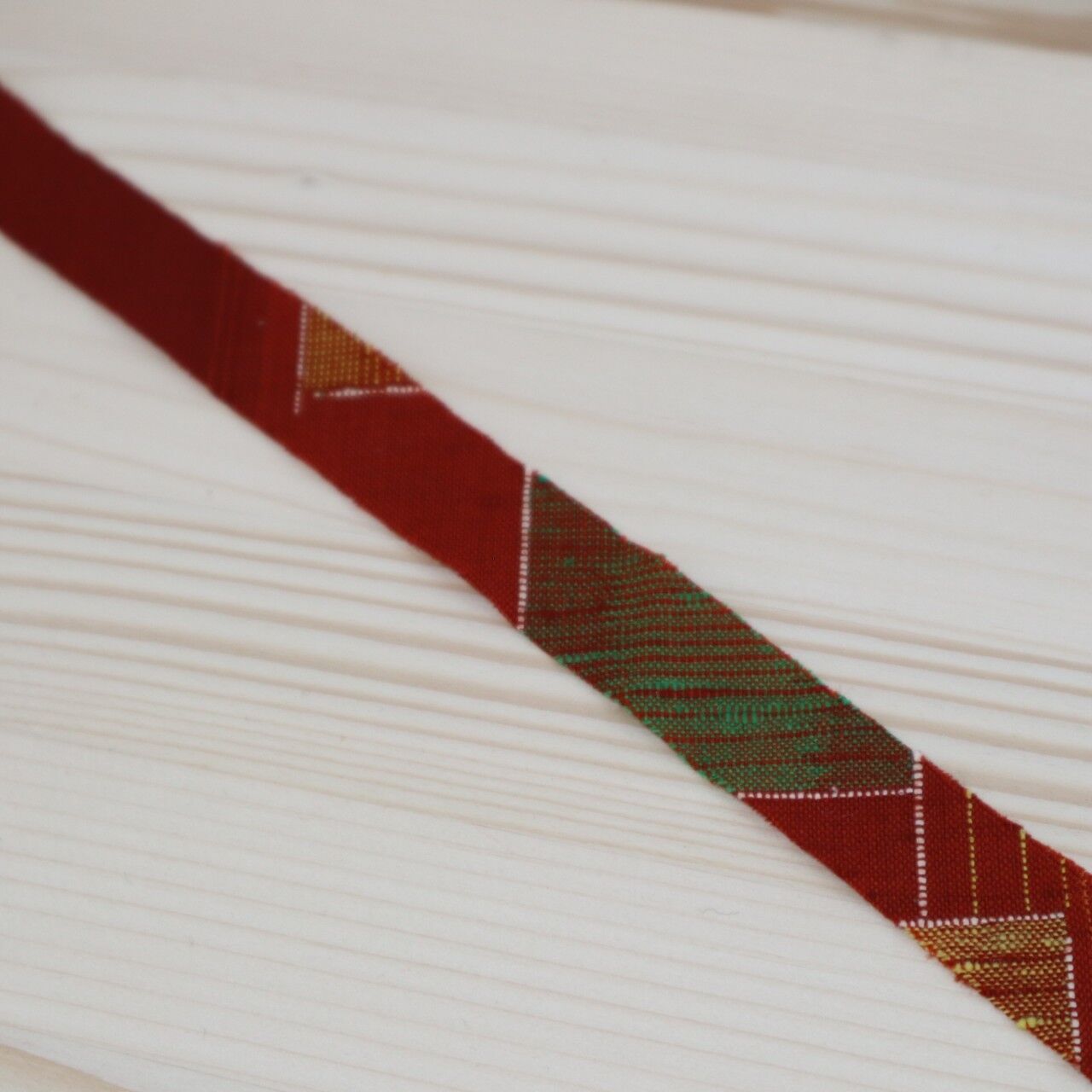 [2m yarn available] Red soil color, odd lattice pattern, wool (Y00000617)