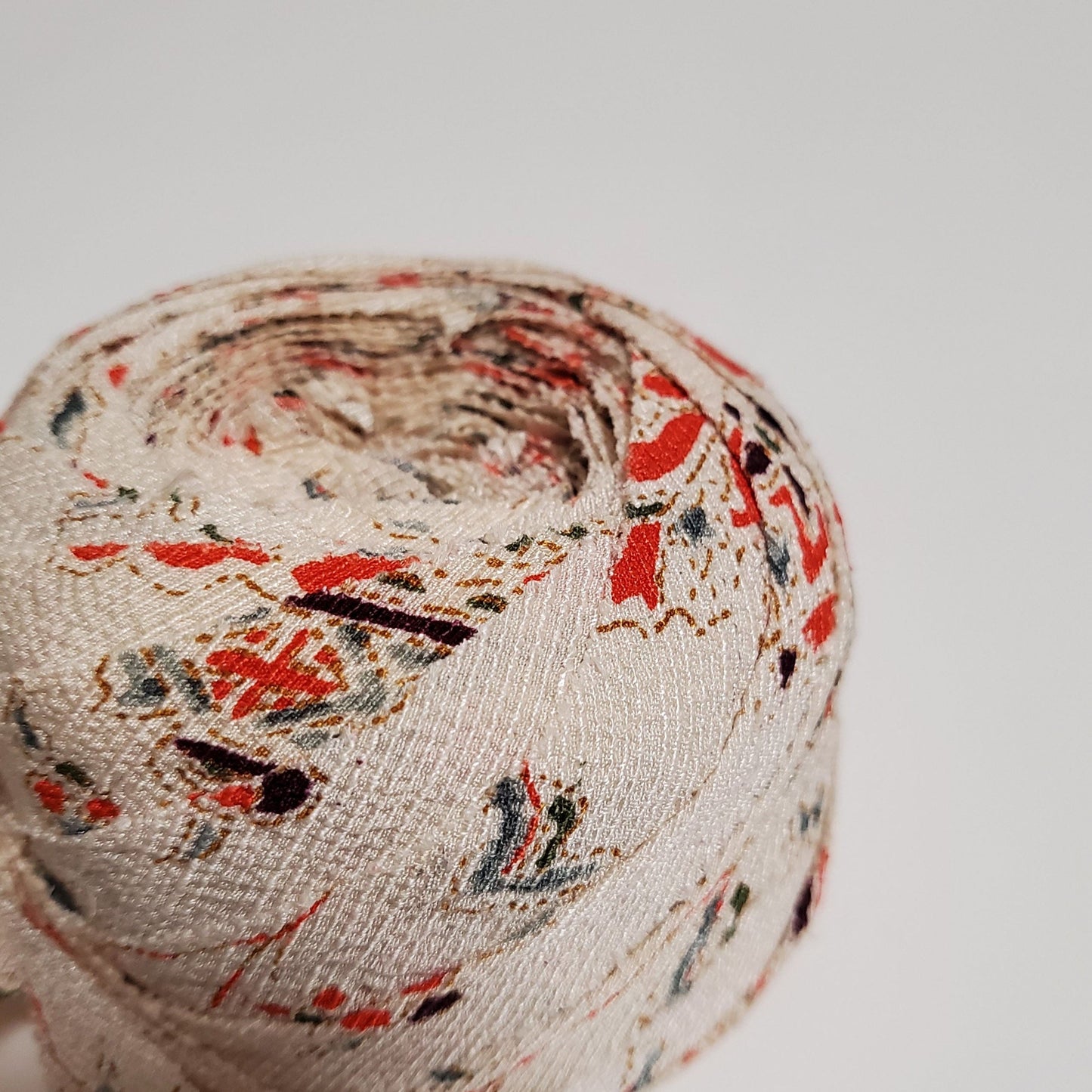 Vermilion flower crest on white background (Y00005087)