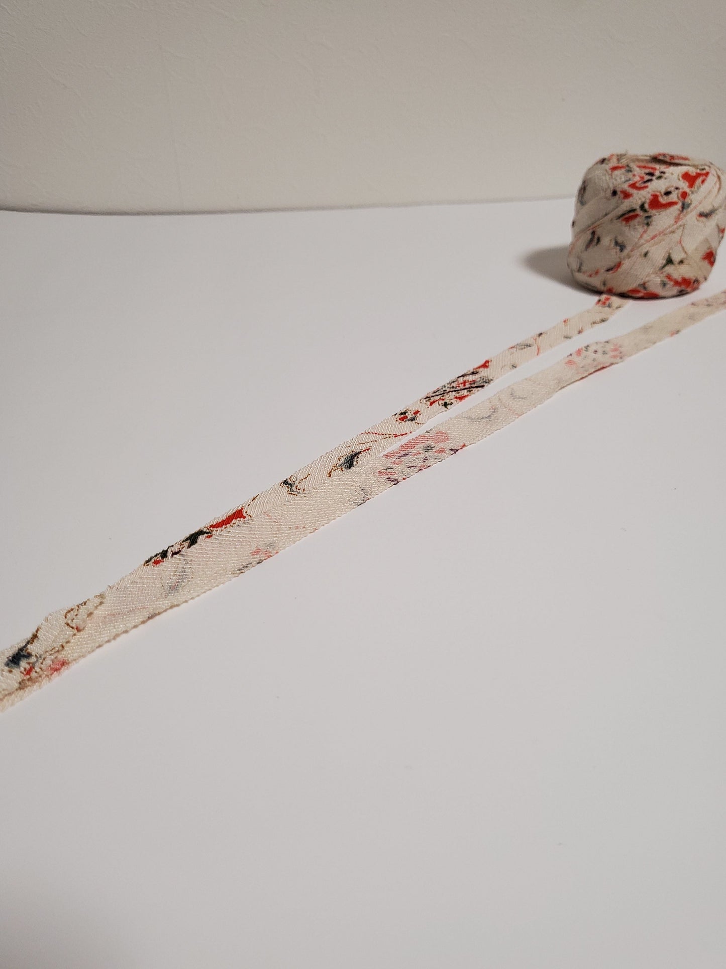 Vermilion flower crest on white background (Y00005087)