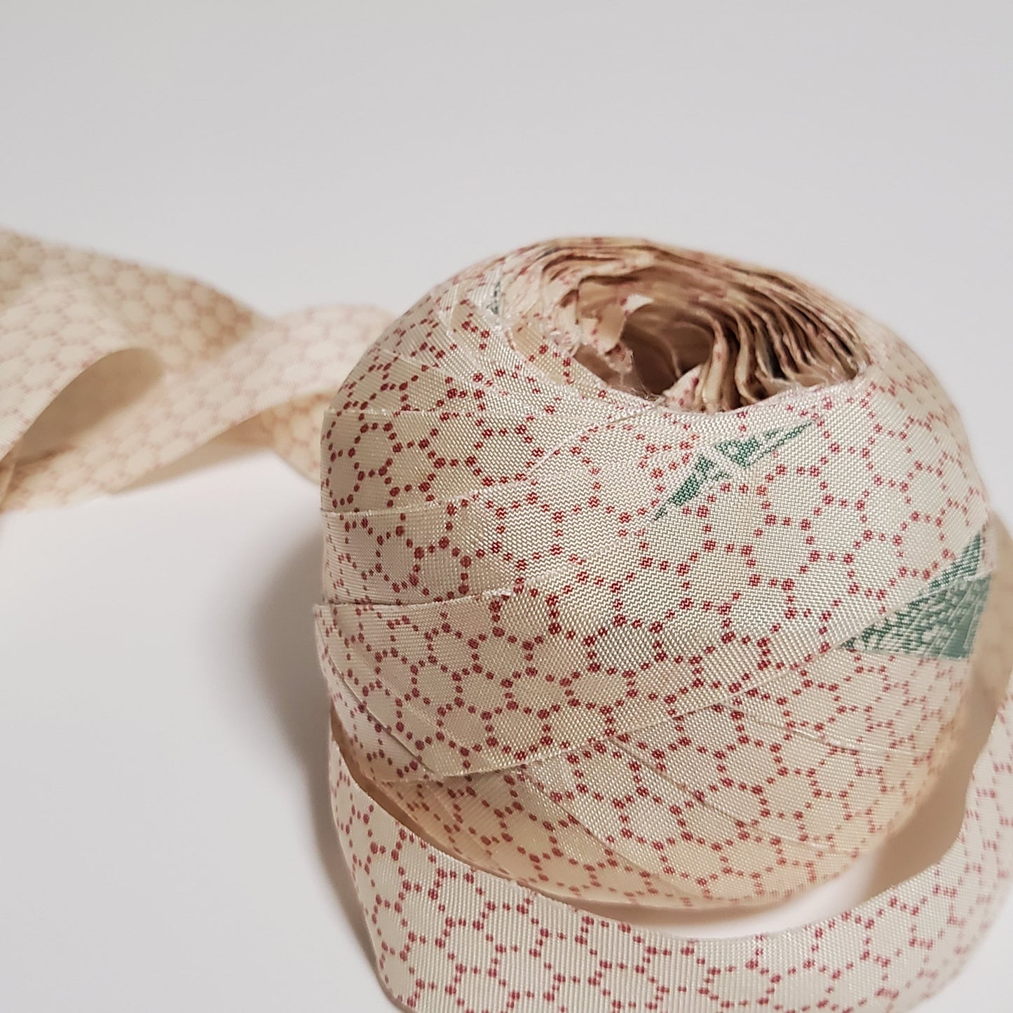 Pink tortoise pattern and yellow-green piece pattern on a white background (Y00010113)