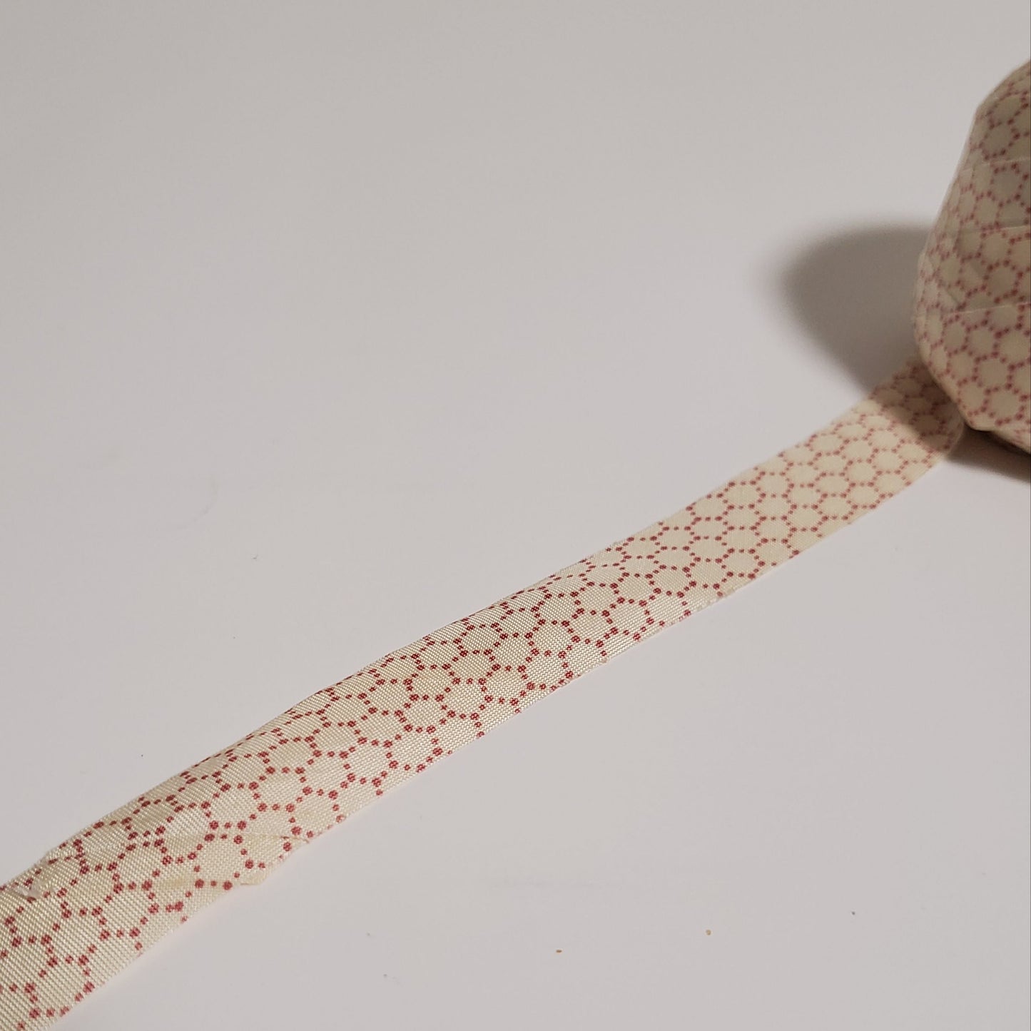 Pink tortoise pattern and yellow-green piece pattern on a white background (Y00010113)