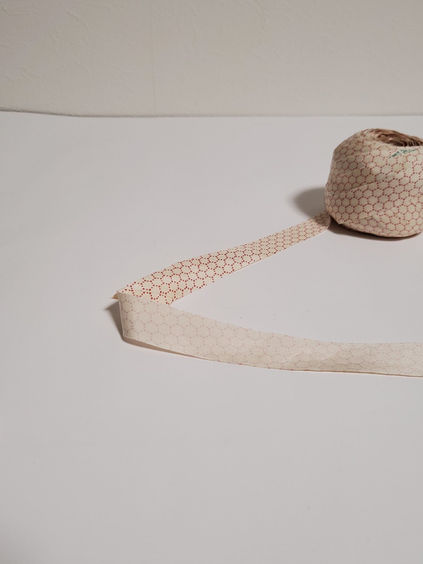 Pink tortoise pattern and yellow-green piece pattern on a white background (Y00010113)