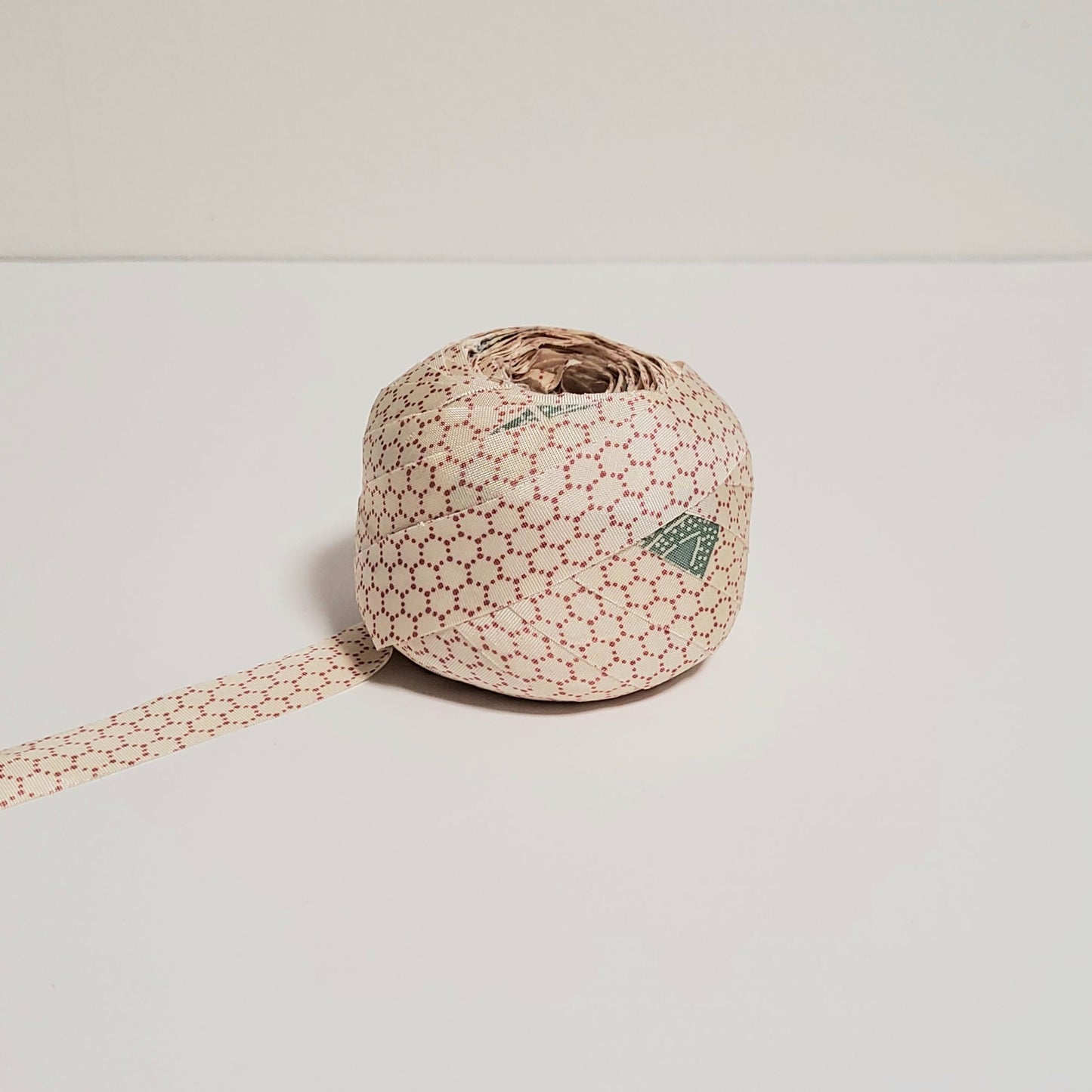 Pink tortoise pattern and yellow-green piece pattern on a white background (Y00010113)