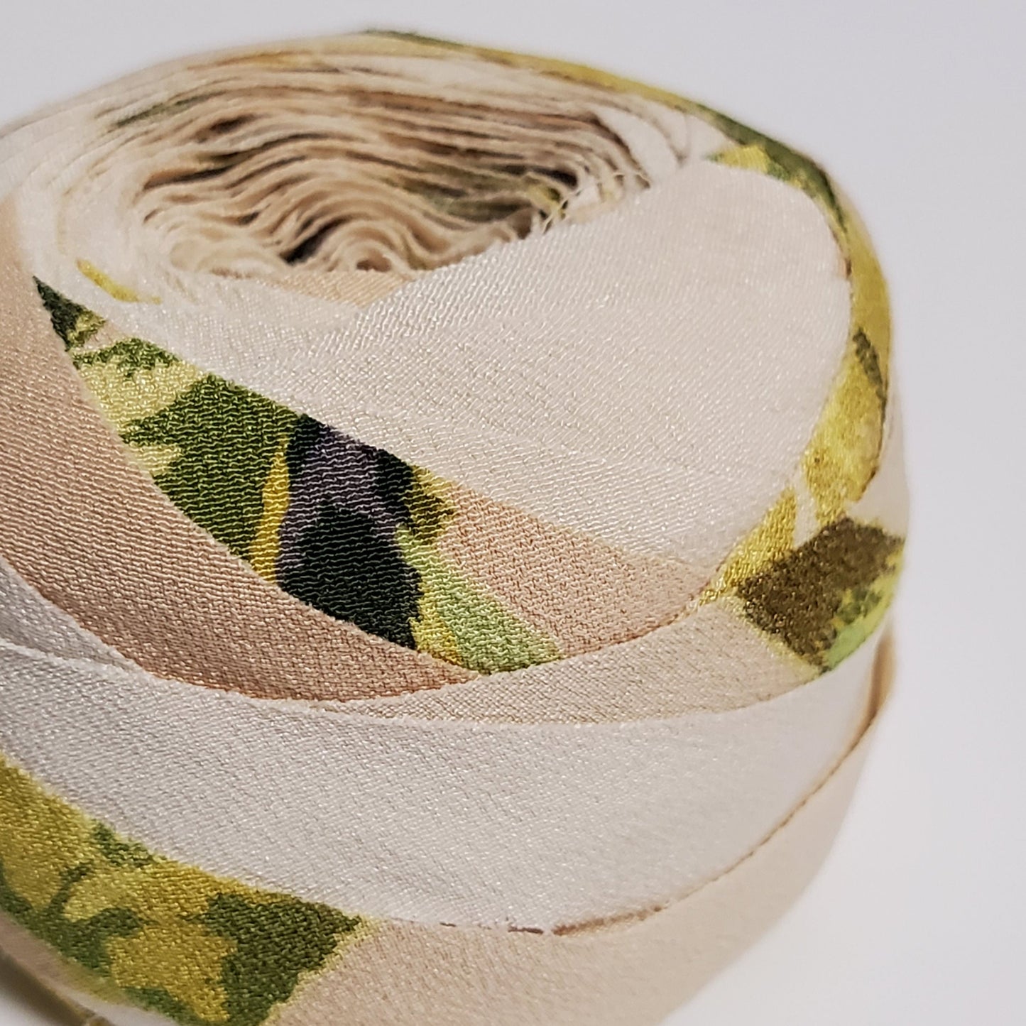 Light yellowish beige with yellow and green flower pattern (Y00010194)