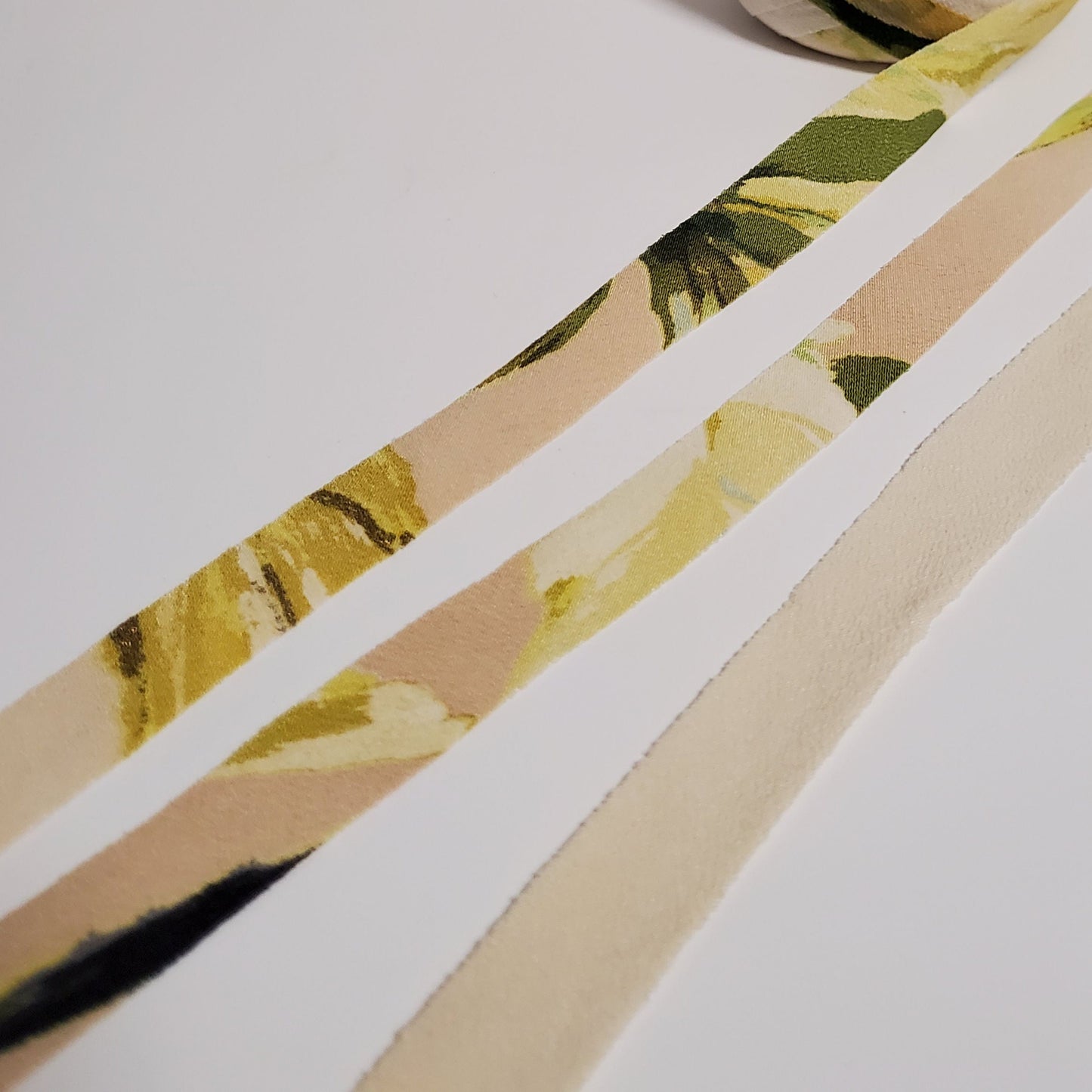 Light yellowish beige with yellow and green flower pattern (Y00010194)
