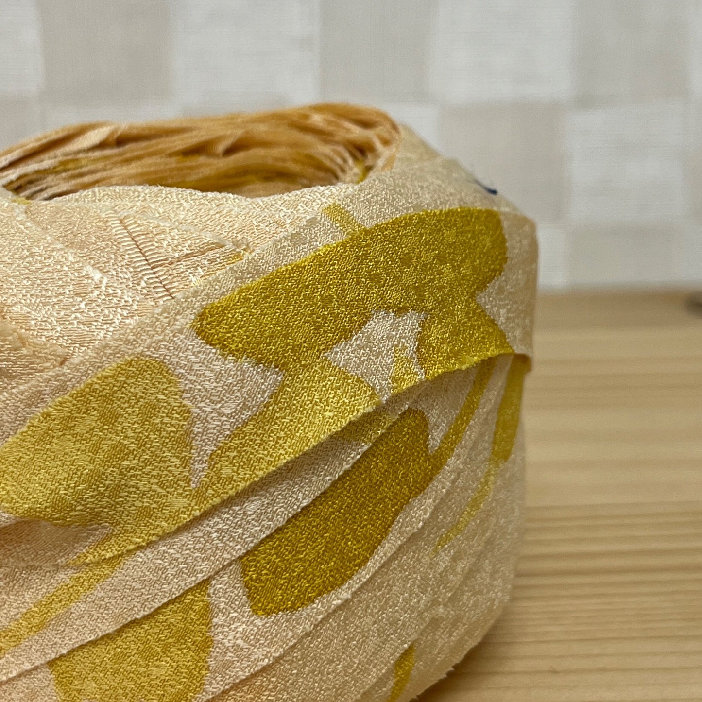 Egg color (pale yellow) with partially yellow floral pattern/crepe (Y02003077)