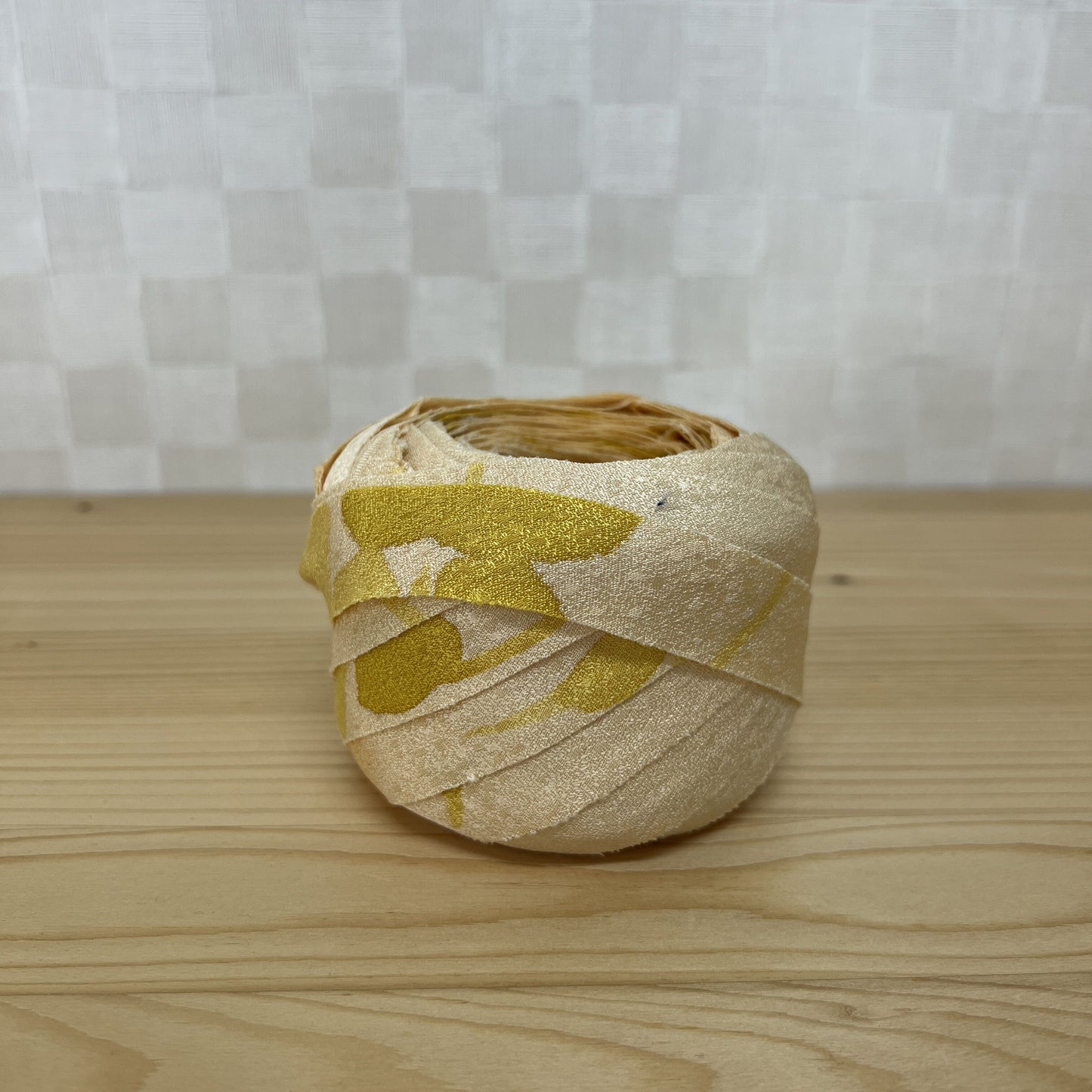 Egg color (pale yellow) with partially yellow floral pattern/crepe (Y02003077)