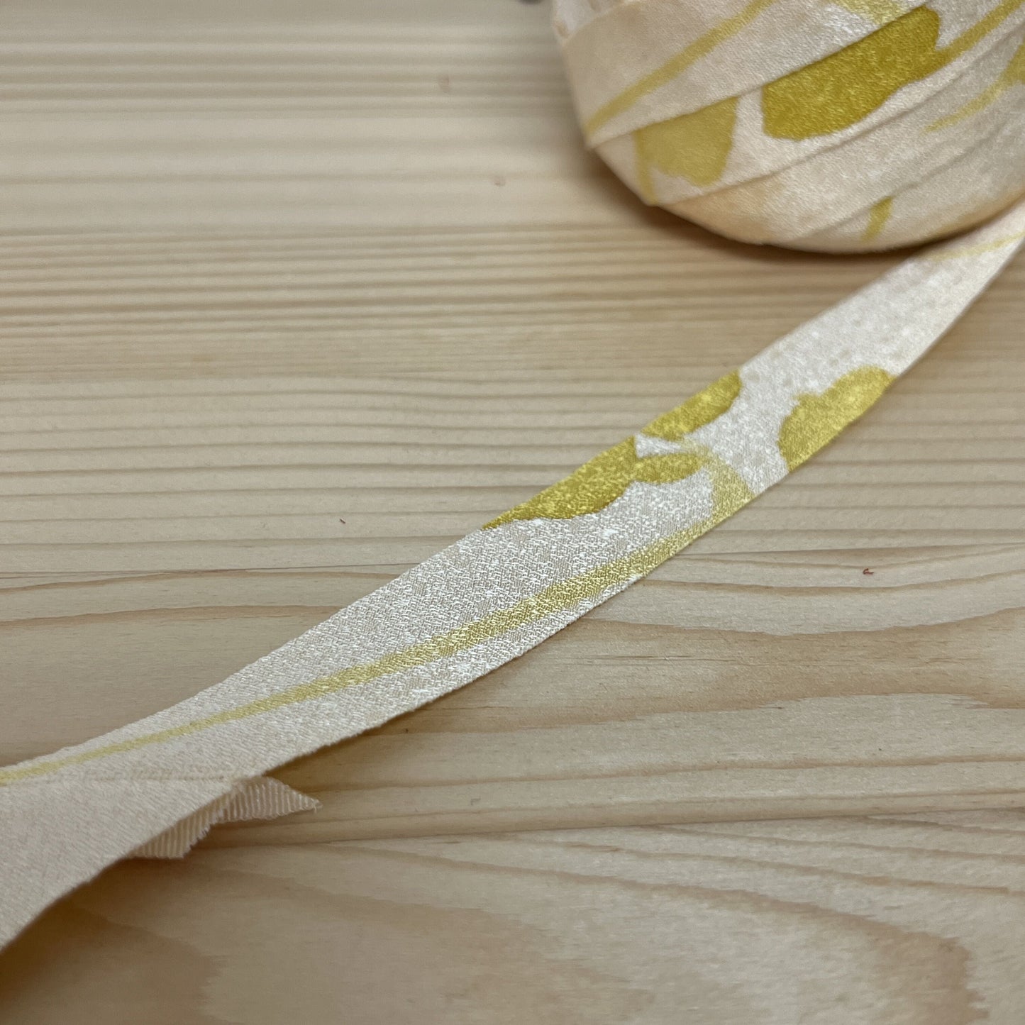 Egg color (pale yellow) with partially yellow floral pattern/crepe (Y02003077)