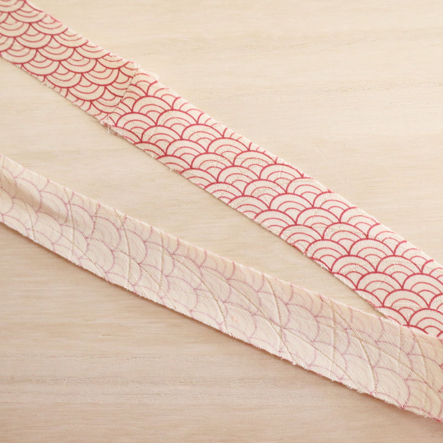 Seigaiha wave with tan on white and fan with mon rinko (Y02008037)