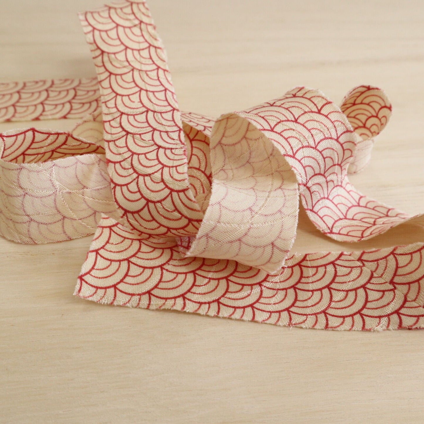 Seigaiha wave with tan on white and fan with mon rinko (Y02008037)