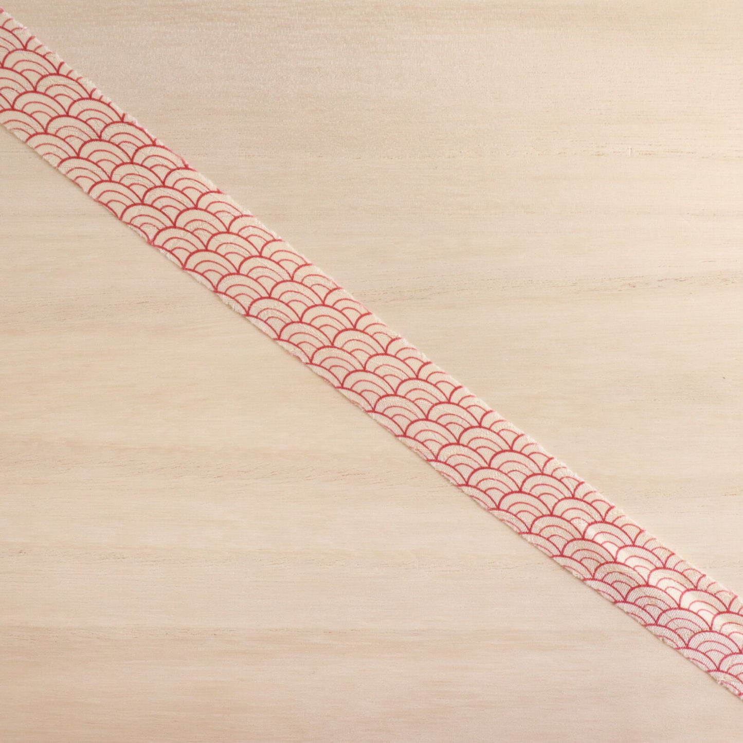 Seigaiha wave with tan on white and fan with mon rinko (Y02008037)