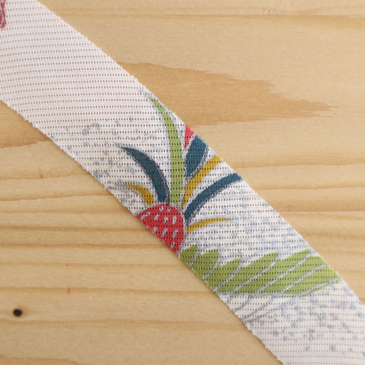 Phoenix and silver mist on white ground, dew grass, silk (YY02008103)