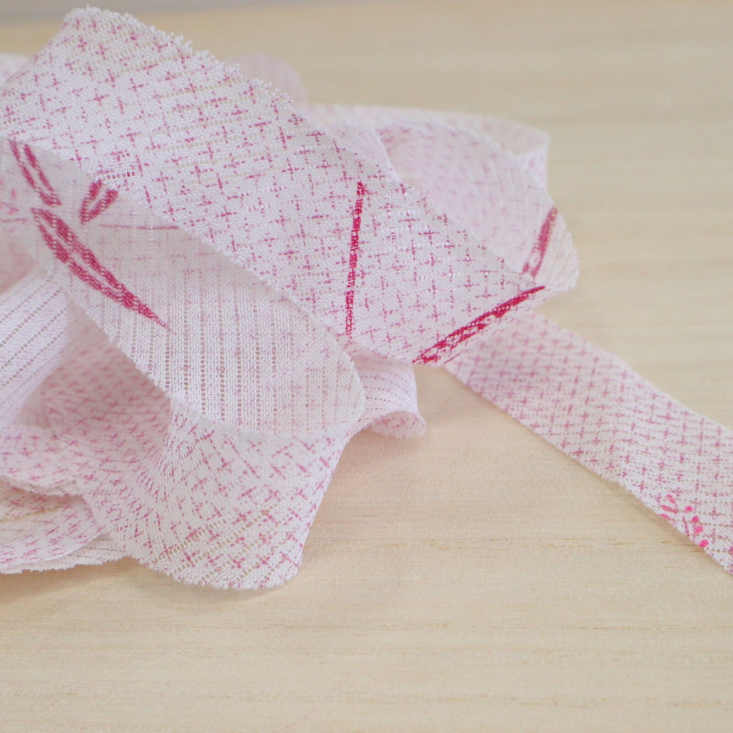 Kasuri pattern on white background (Y02010008)