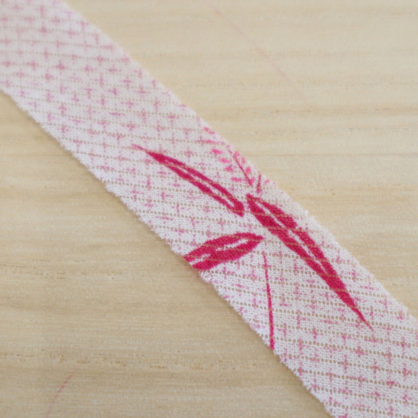 Kasuri pattern on white background (Y02010008)