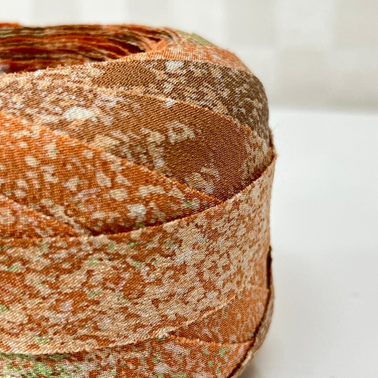 Pale orange with green and brown gradation, crepe (Y02003029)